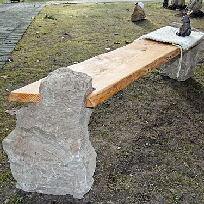 steinbank-mit-holzauflage350